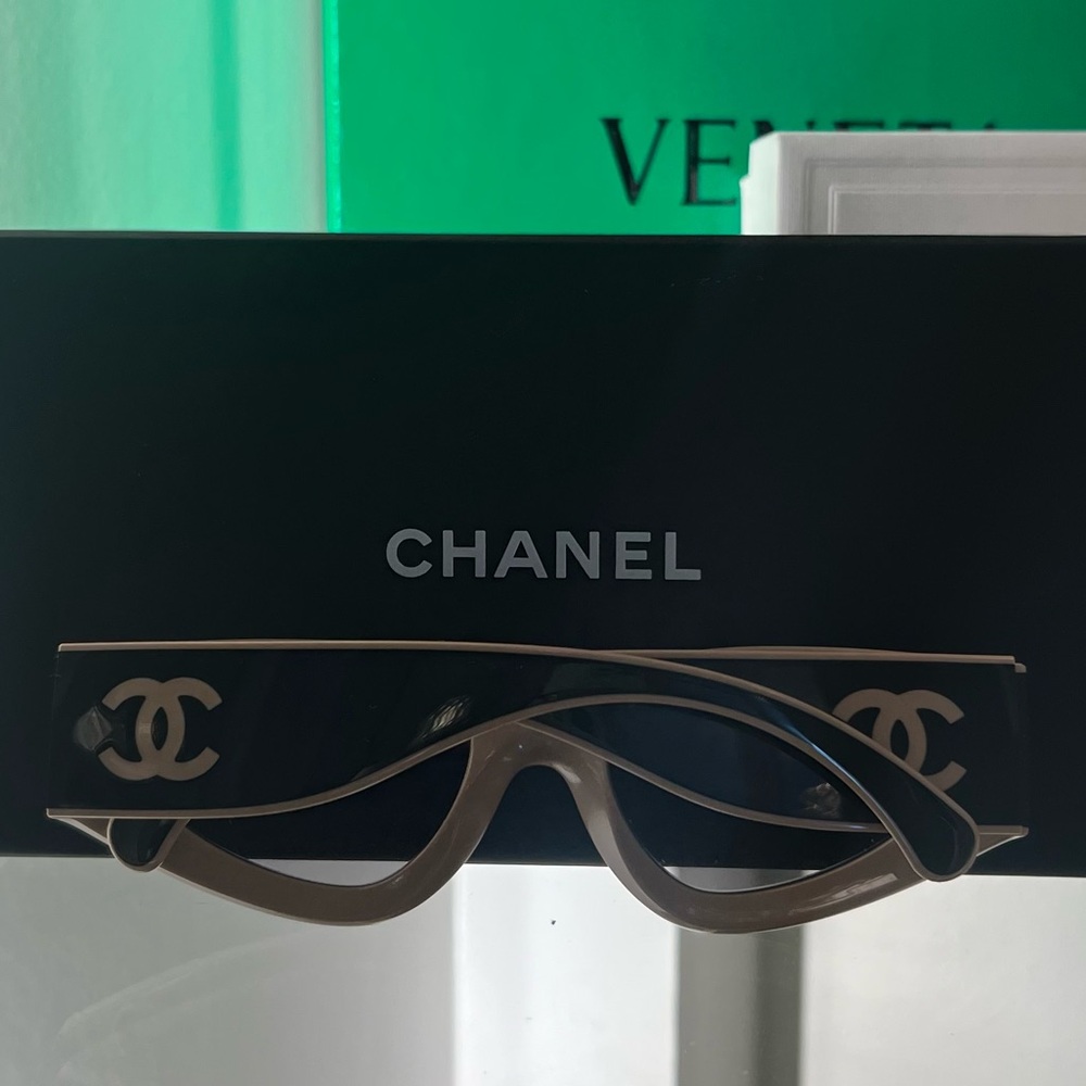 CHANEL CAT EYE SUNGLASSES - Picture 6 of 6